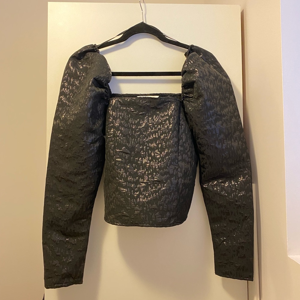 H&M black long sleeve top.